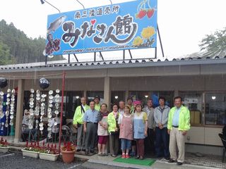 みなさん館の前で