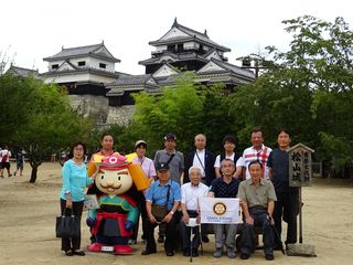 松山城の前で