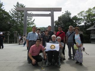 宇治橋前で